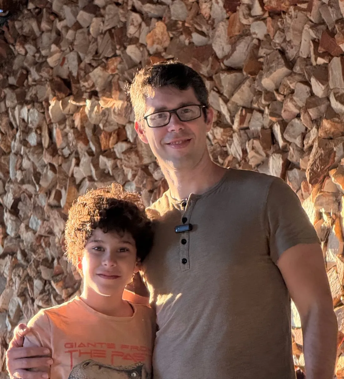 Gabriel, fundador do Oásis, com o filho ao ar livre